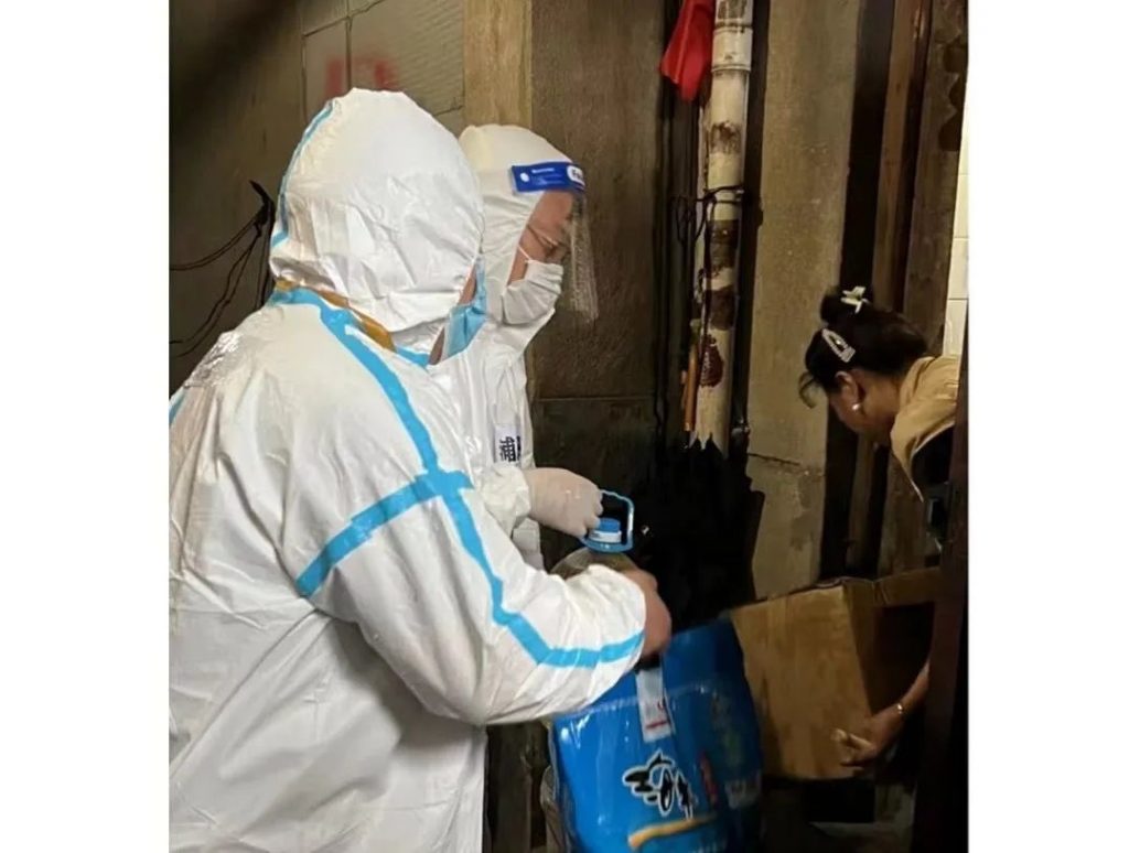 把舊改居民當親人,他是基地的守“滬”天使!- 把舊改居民當親人,他是基地的守“滬”天使!-